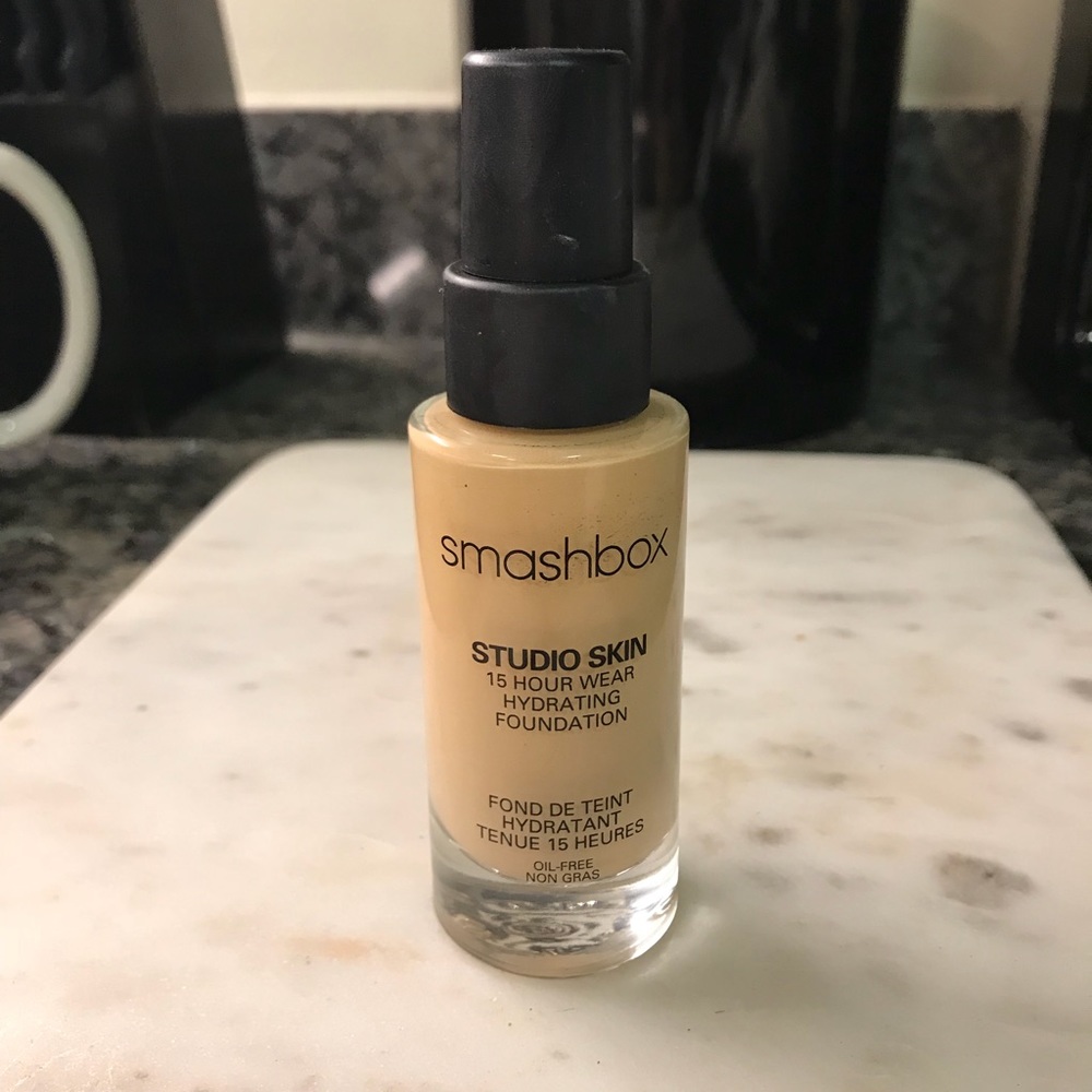 Smashbox studio skin liquid foundation in 1.1